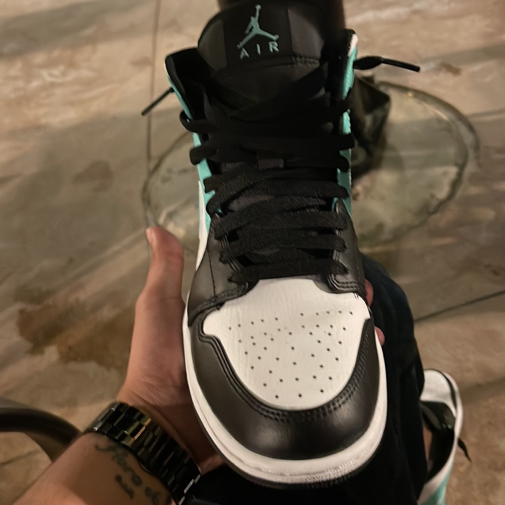 Air Jordan 1 Tropical Twist Igloo